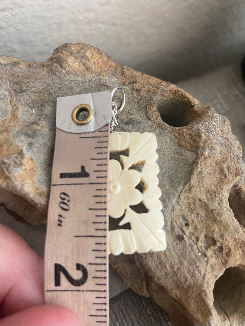 NEW HANDMADE VINTAGE Carved BONE Floral Pendant - Picture 4 of 6